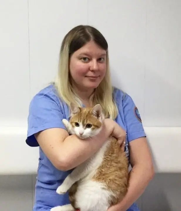 Врач клиники с пациентом