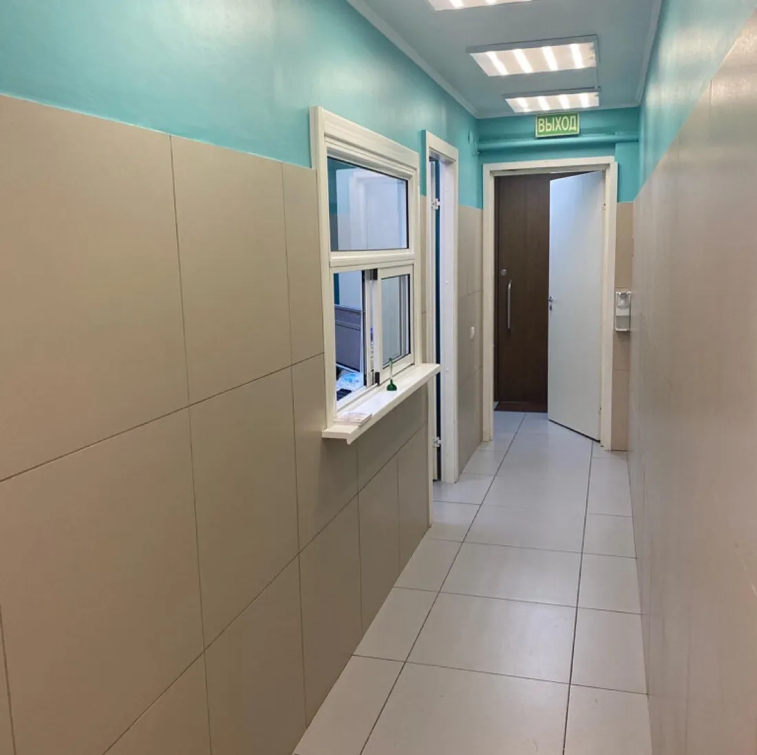 Окно администратора и коридор клиники