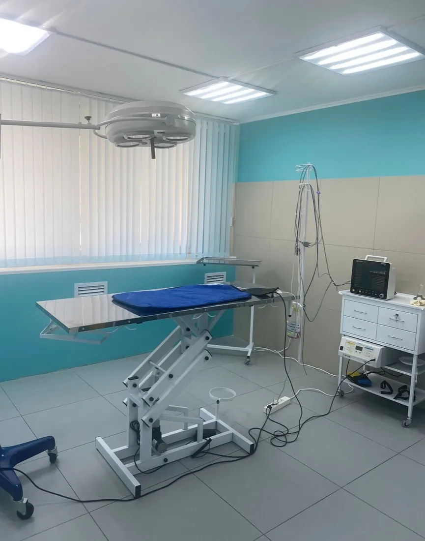 Операционный стол под хирургической лампой